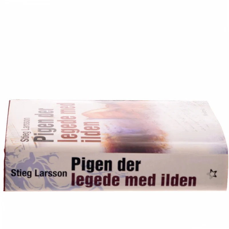 Pigen Der Legede Med Ilden af Larsson, Stieg (Bog)