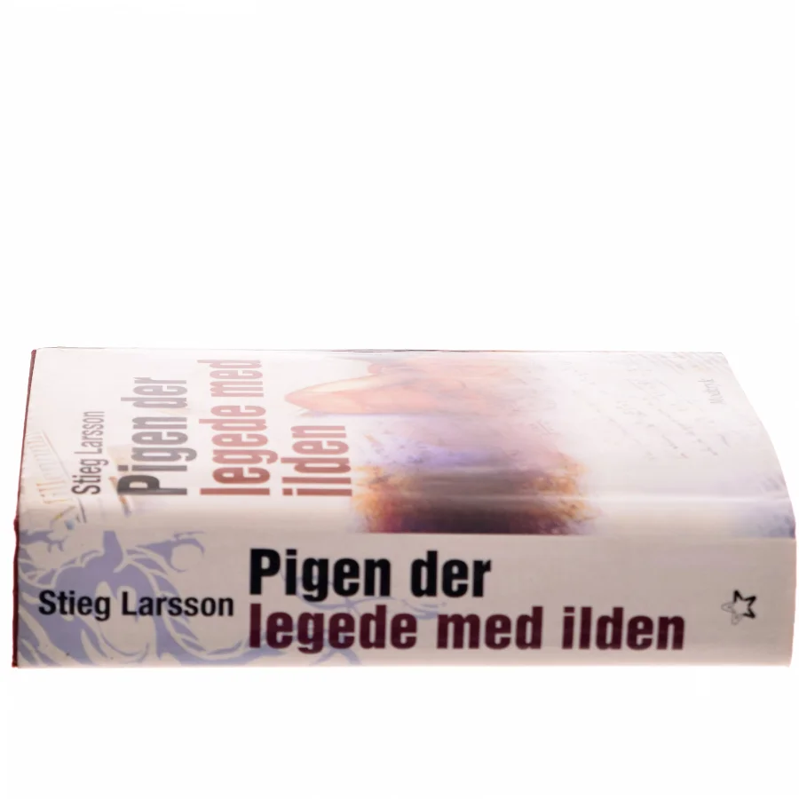 Pigen Der Legede Med Ilden af Larsson, Stieg (Bog)