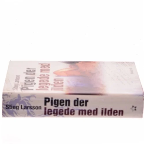 Pigen Der Legede Med Ilden af Larsson, Stieg (Bog)
