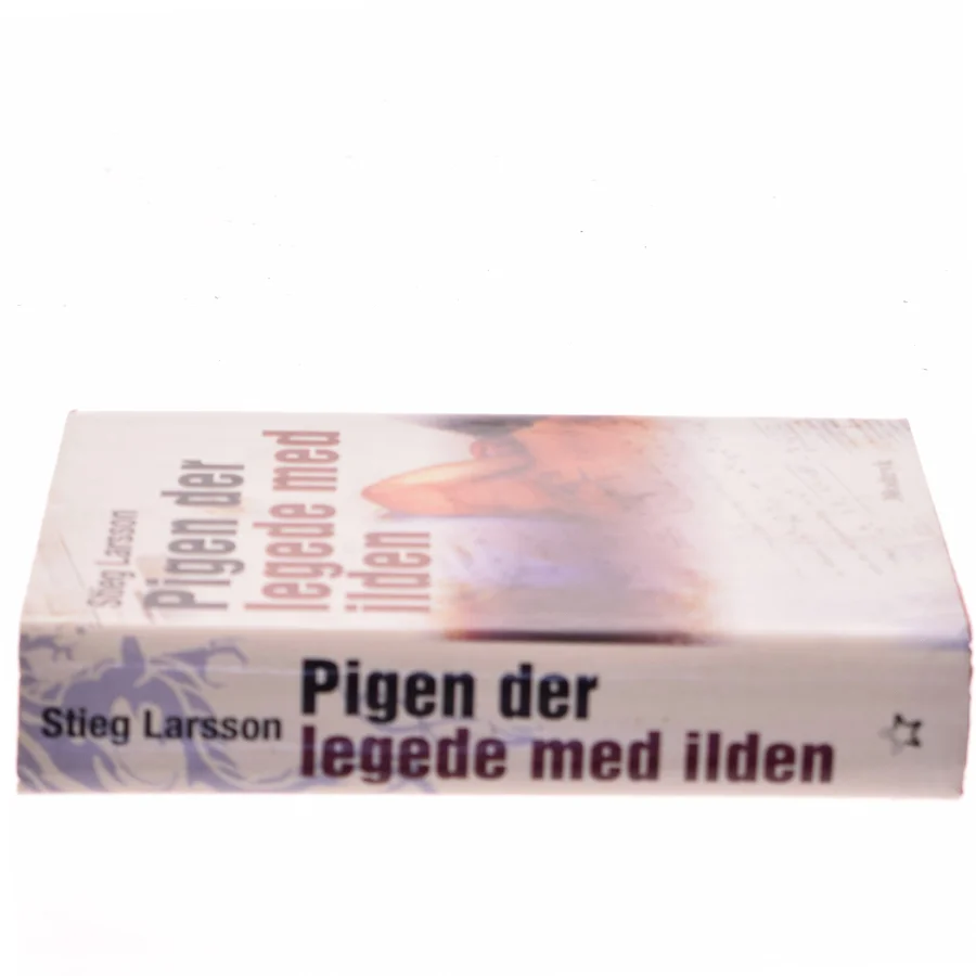 Pigen Der Legede Med Ilden af Larsson, Stieg (Bog)