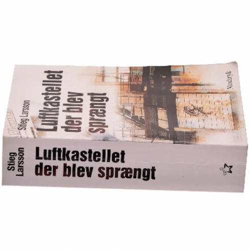Luftkastellet Der Blev Spraengt (af Stieg Larsson) [Imported] [Paperback] (Danish) (Millennium, 3. Bind) af Stieg Larsson (Bog)