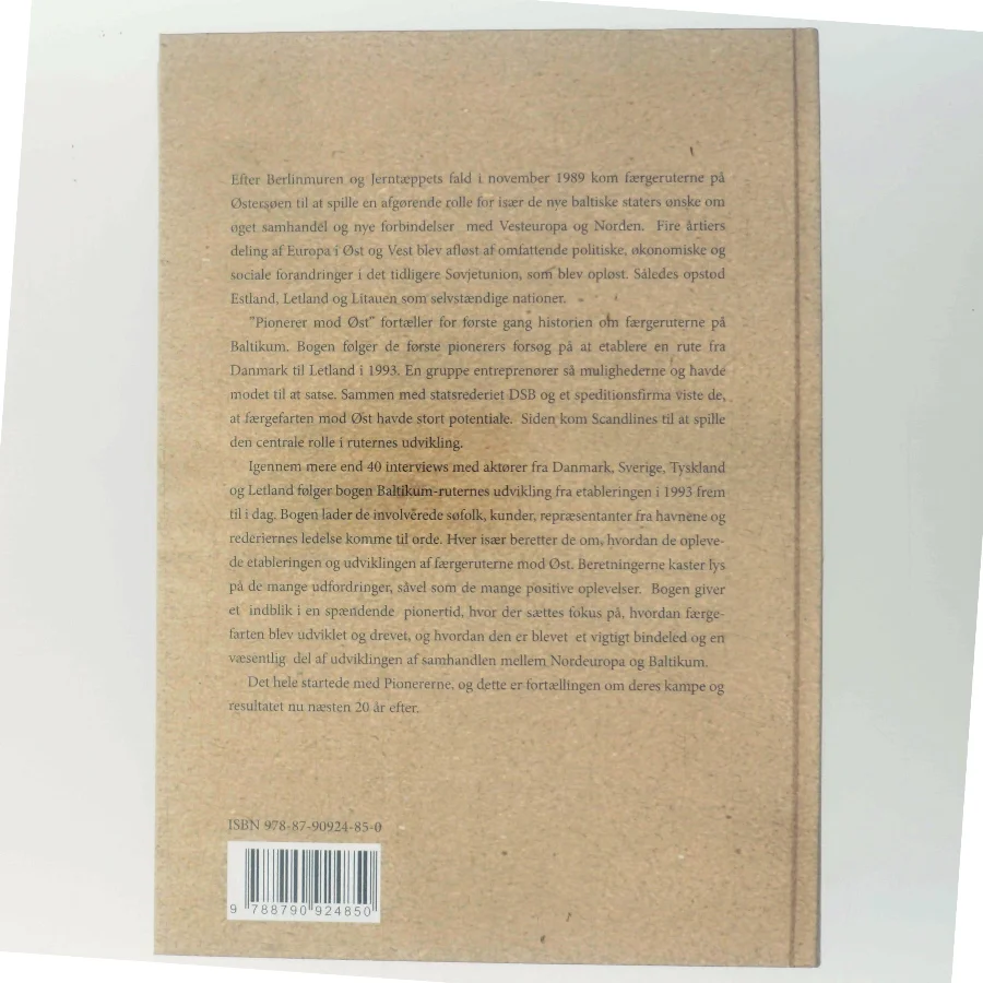 Pionerer mod øst : personlige fortællinger om DSB rederis/Scandlines indtog i den østlige del af Østersøen af Niels Tolstrup (f. 1957-07-21) (Bog)