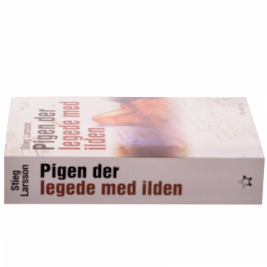 Pigen Der Legede Med Ilden (Millennium, 2. Bind) af Stieg Larsson (Bog)