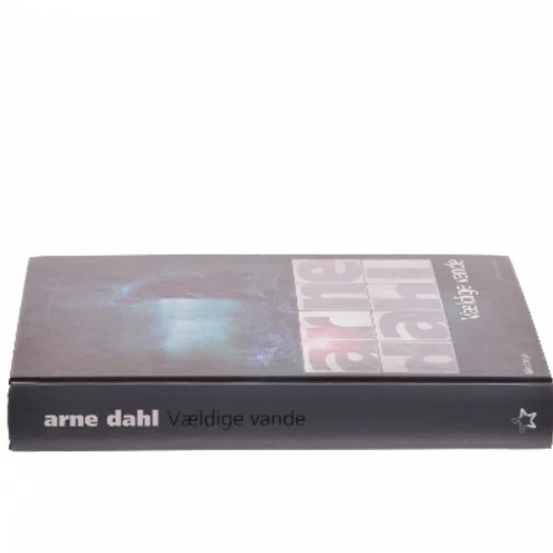 Vældige vande af Arne Dahl (f. 1963) (Bog)