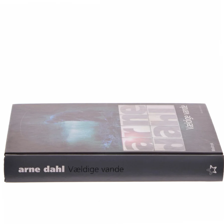 Vældige vande af Arne Dahl (f. 1963) (Bog)