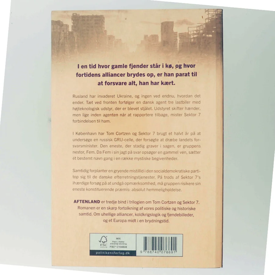 Aftenland : spændingsroman af Tobias Bukkehave (f. 1980) (Bog)