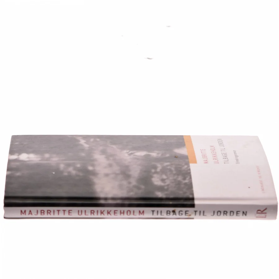 Tilbage til jorden : erindringsroman af Majbritte Ulrikkeholm (Bog)