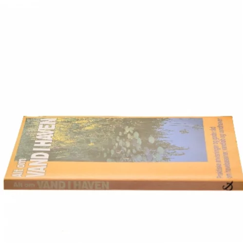 Alt om vand i haven : praktiske anvisninger og gode råd om havebassiner, vandløb og vandhaver af Peter Stadelmann (Bog)