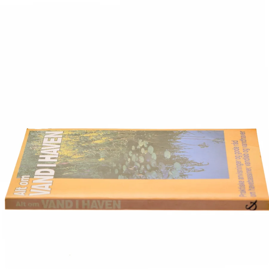 Alt om vand i haven : praktiske anvisninger og gode råd om havebassiner, vandløb og vandhaver af Peter Stadelmann (Bog)