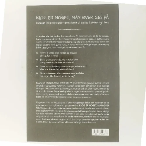 Klog er noget man øver sig på : Hvordan forældre ruster deres børn til succes i skolen og livet af Sofie Münster (Bog)