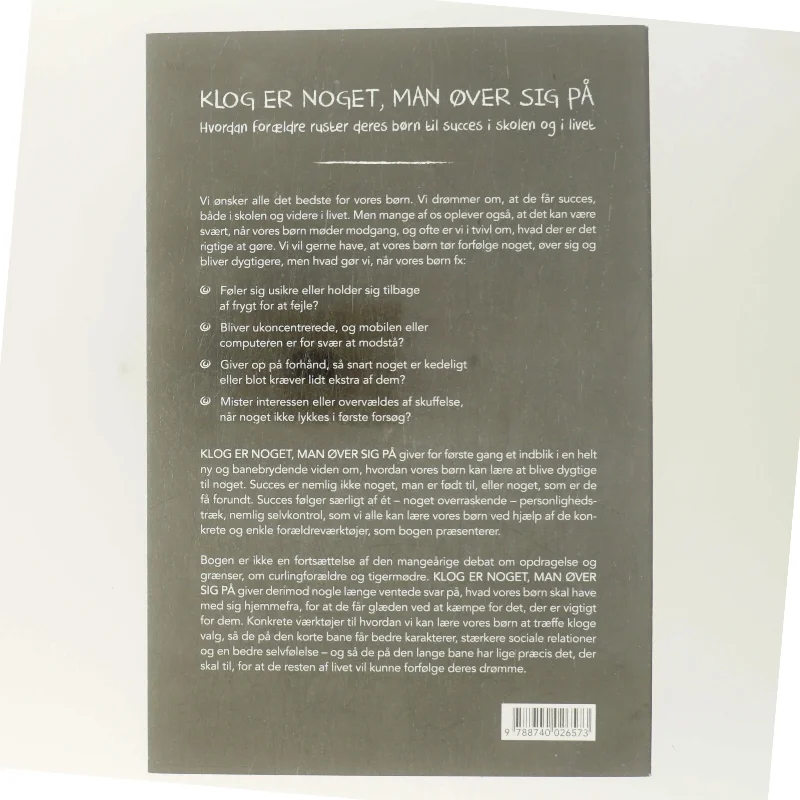 Klog er noget man øver sig på : Hvordan forældre ruster deres børn til succes i skolen og livet af Sofie Münster (Bog)