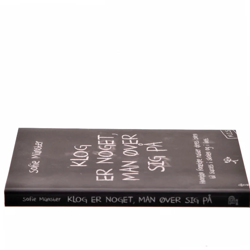 Klog er noget man øver sig på : Hvordan forældre ruster deres børn til succes i skolen og livet af Sofie Münster (Bog)