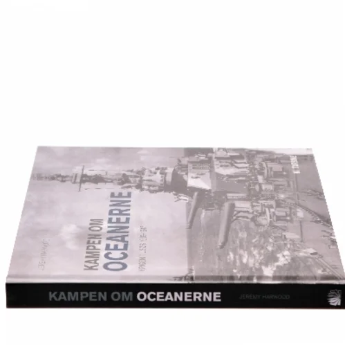 Kampen om oceanerne : krigen til søs 1939-1945 af Jeremy Harwood (Bog)