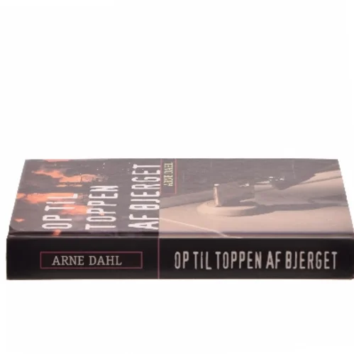 Op til toppen af bjerget : kriminalroman af Arne Dahl (f. 1963) (Bog)