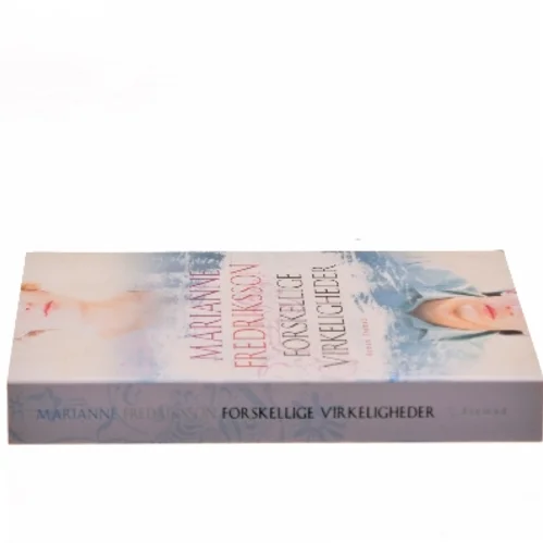 Forskellige virkeligheder af Marianne Fredriksson (Bog)