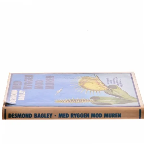 Med ryggen mod muren af Desmond Bagley (Bog)