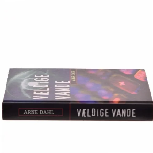 Vældige vande : kriminalroman af Arne Dahl (f. 1963) (Bog)