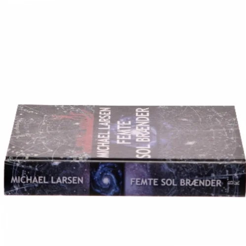 Femte sol brænder : roman af Michael Larsen (f. 1961) (Bog)