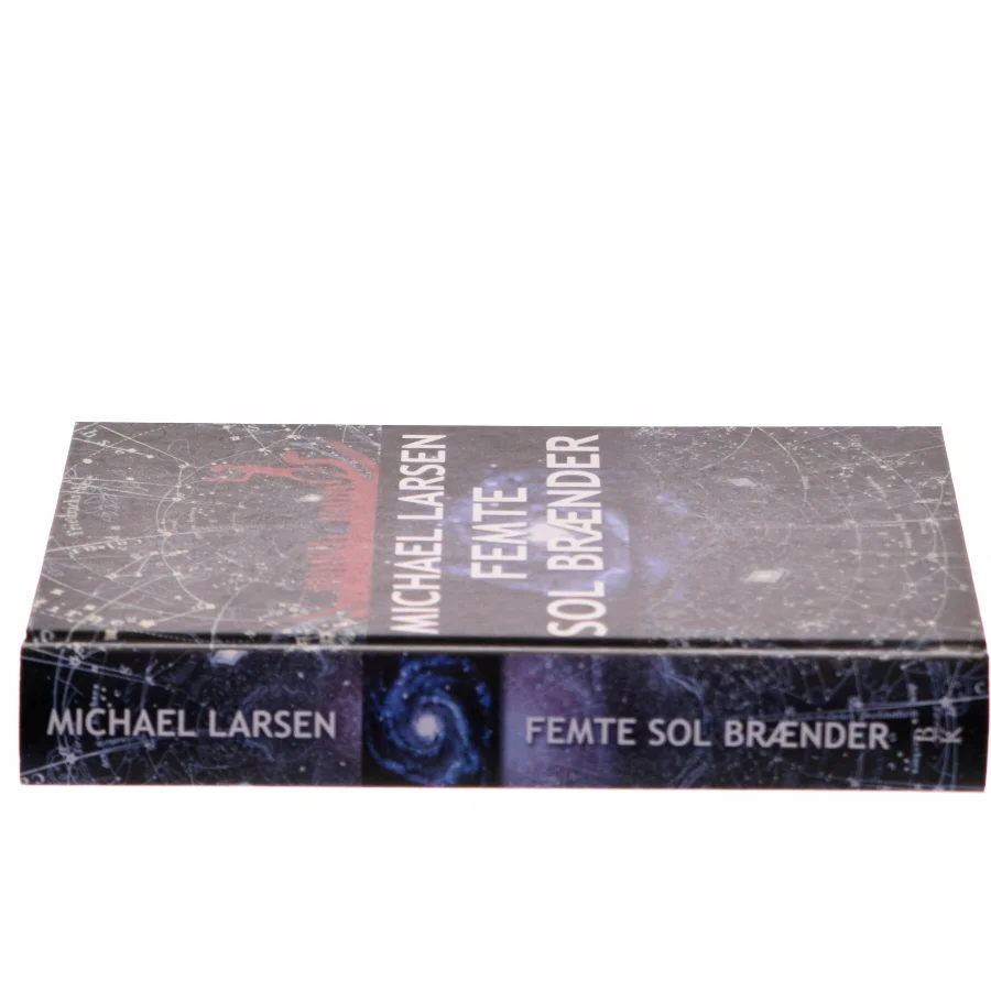 Femte sol brænder : roman af Michael Larsen (f. 1961) (Bog)