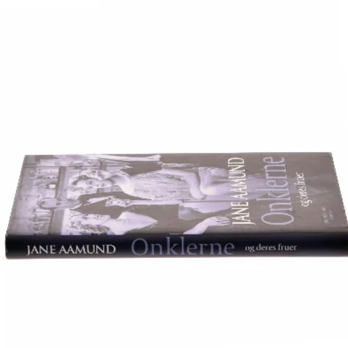 Onklerne og deres fruer : erindringsroman af Jane Aamund (Bog)