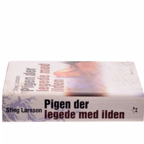 Pigen Der Legede Med Ilden af Larsson, Stieg (Bog)