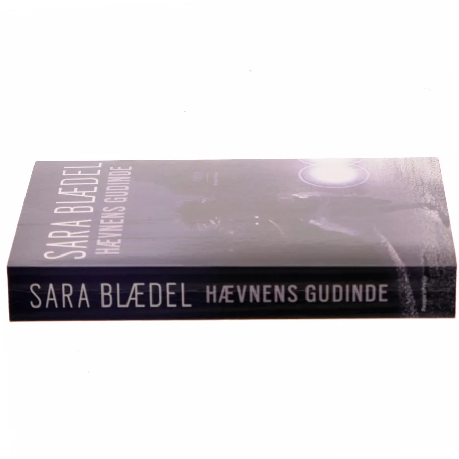 Hævnens gudinde : krimi af Sara Blædel (Bog)