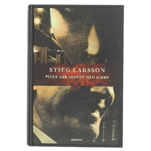 Pigen der legede med ilden af Stieg Larsson (Bog)