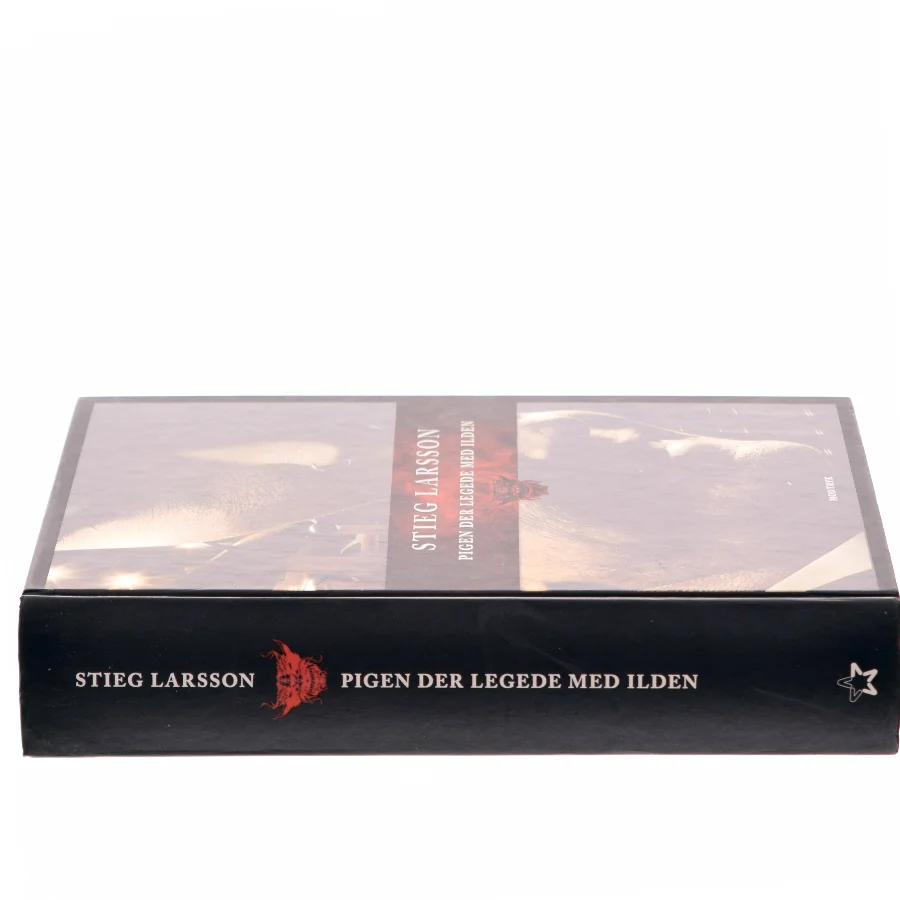 Pigen der legede med ilden af Stieg Larsson (Bog)