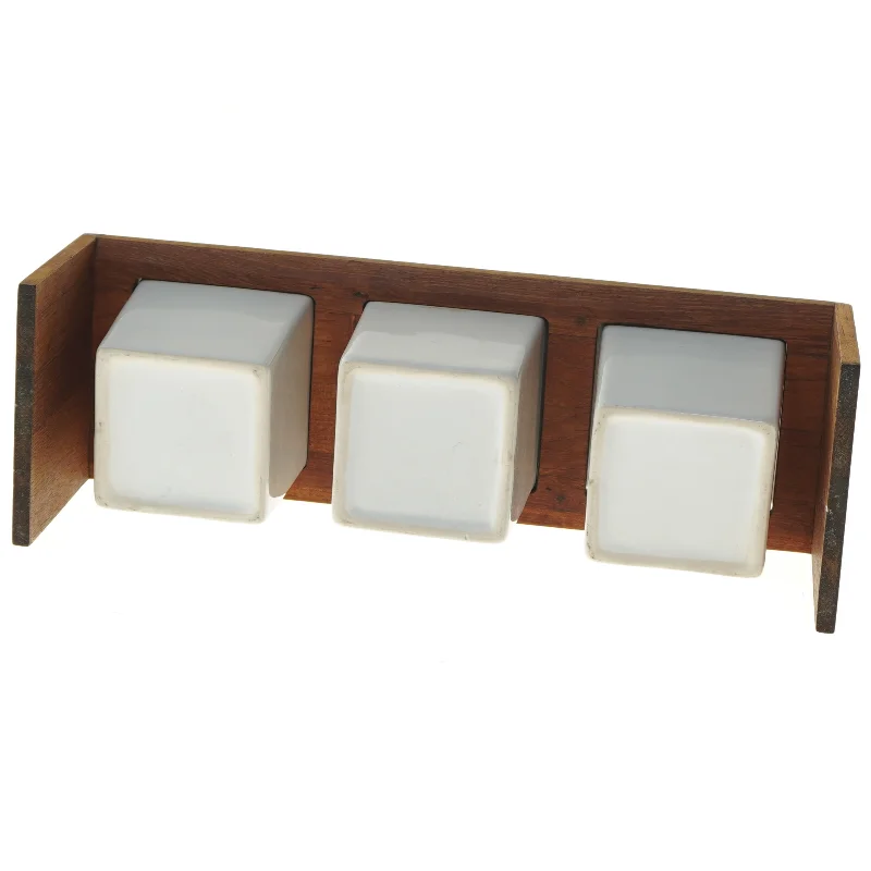 Sæt med tre keramiske skåle med træstativ fra Trip Trap (str. 11x33x9 cm)