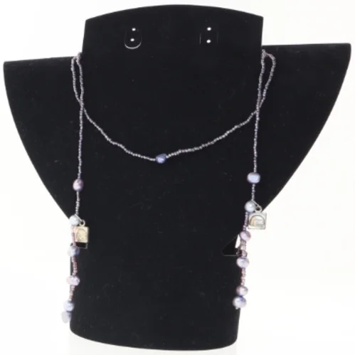 Perlehalskæde med vedhæng (str. 124 cm)