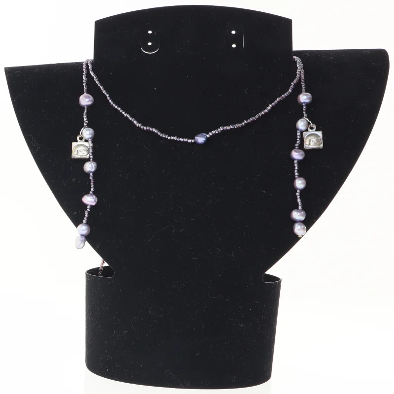 Perlehalskæde med vedhæng (str. 124 cm)