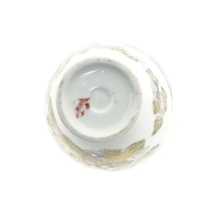 Dekoreret porcelænsvase (str. 12,5 x 7,5 cm)