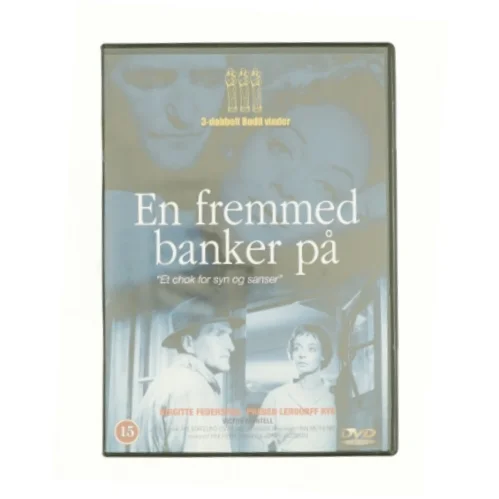 En fremmed banker på