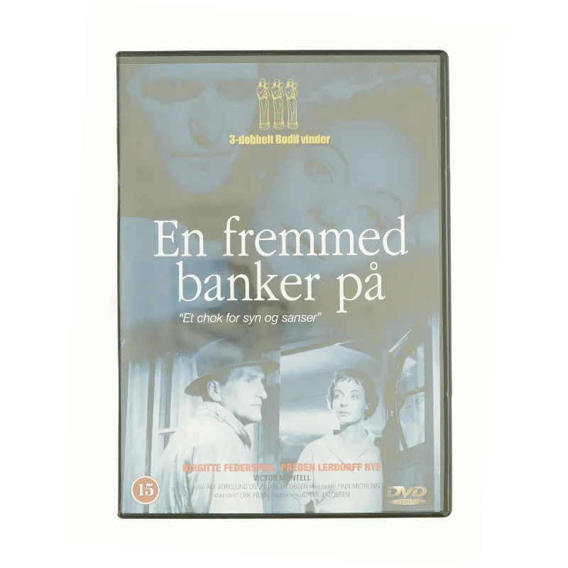 En fremmed banker på