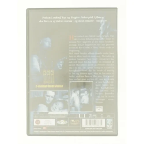 En fremmed banker på