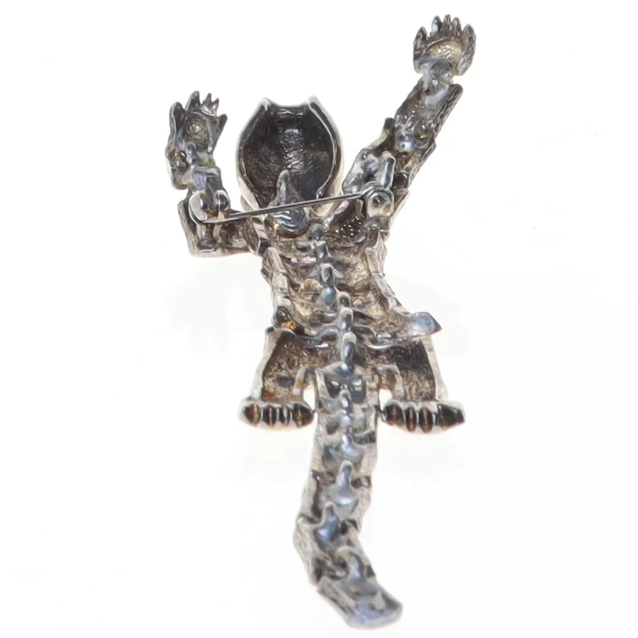 Sølvbrosche af (str. 15 x 5 cm)