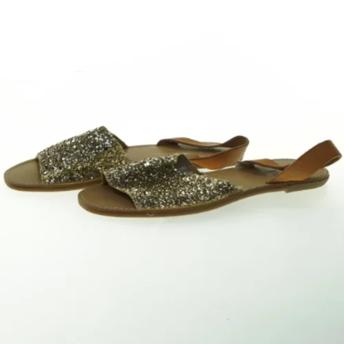 Glimmersandaler fra Pieces (str. 39 )