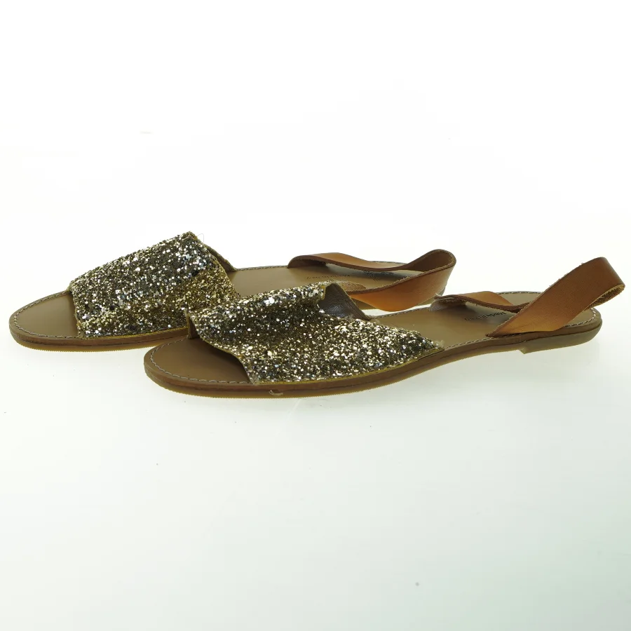 Glimmersandaler fra Pieces (str. 39 )
