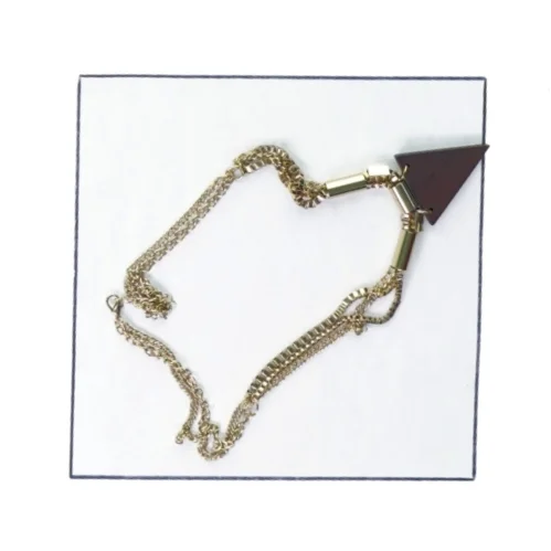 Halskæde med trekantet vedhæng (str. 28 cm)