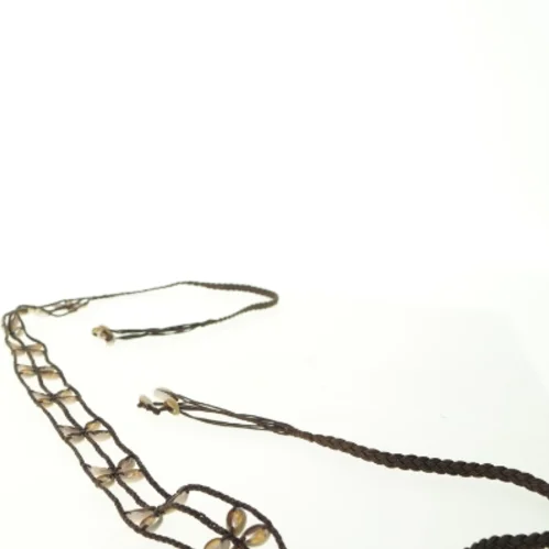 Bælte med små skaller på (str. 155 x 4 cm)