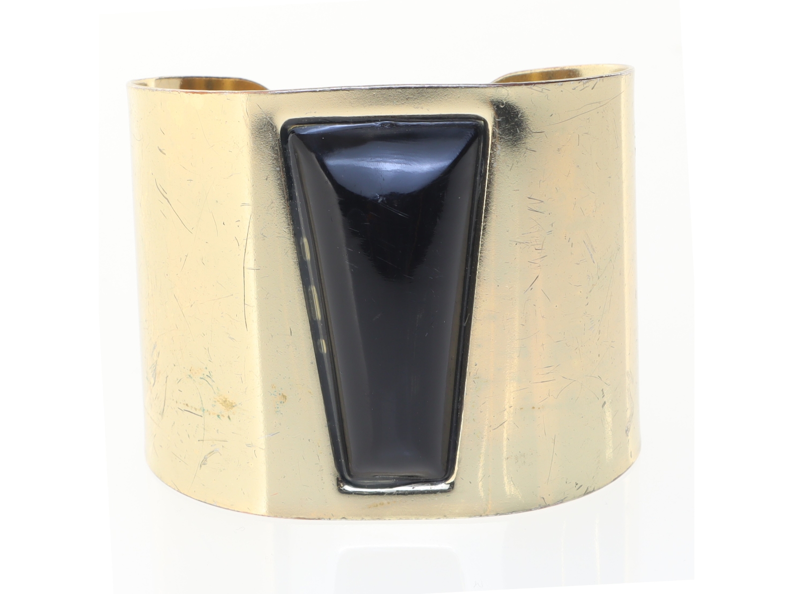 Armbånd i guldtonet metal med sort indlæg (str. 8 cm)