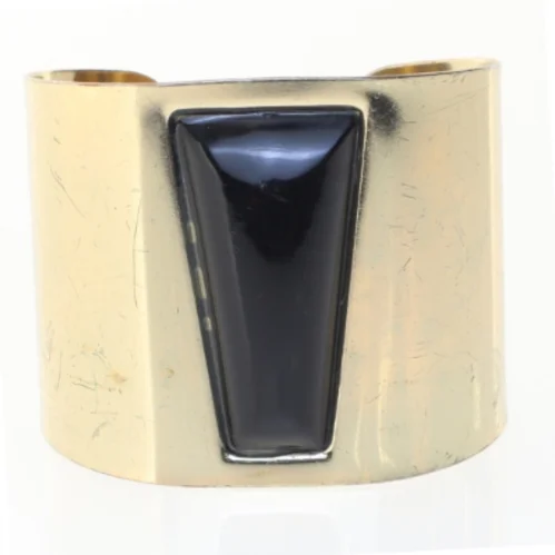Armbånd i guldtonet metal med sort indlæg (str. 8 cm)
