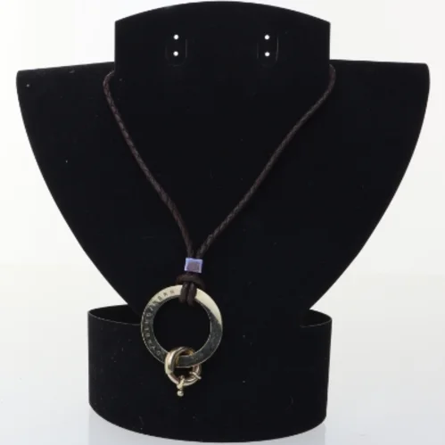 Halskæde med metal vedhæng og flettet lædersnor fra Dyrberg Kern (str. Kede 64 cm)