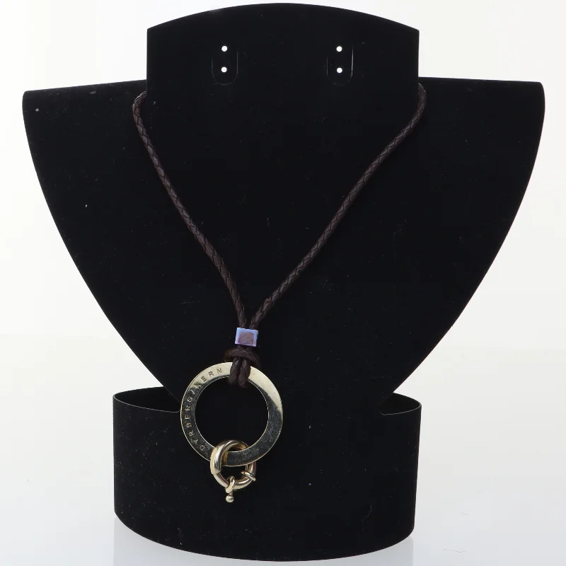 Halskæde med metal vedhæng og flettet lædersnor fra Dyrberg Kern (str. Kede 64 cm)