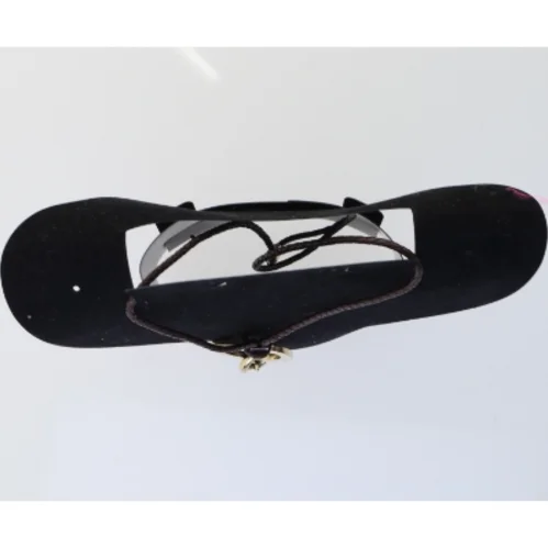 Halskæde med metal vedhæng og flettet lædersnor fra Dyrberg Kern (str. Kede 64 cm)