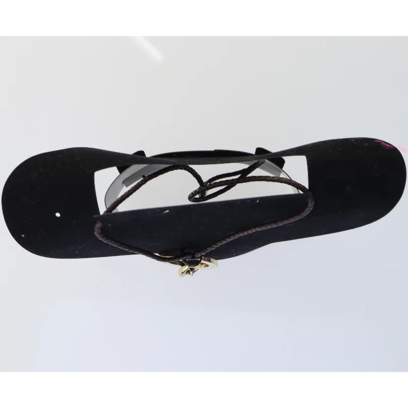 Halskæde med metal vedhæng og flettet lædersnor fra Dyrberg Kern (str. Kede 64 cm)