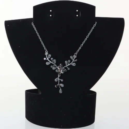 Sølvfarvet halskæde med bladvedhæng (str. 49 cm)