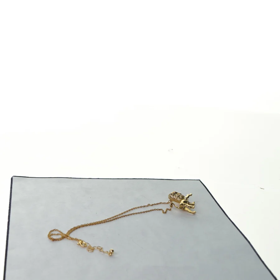 Halskæde med løvefigur (str. 23 cm)