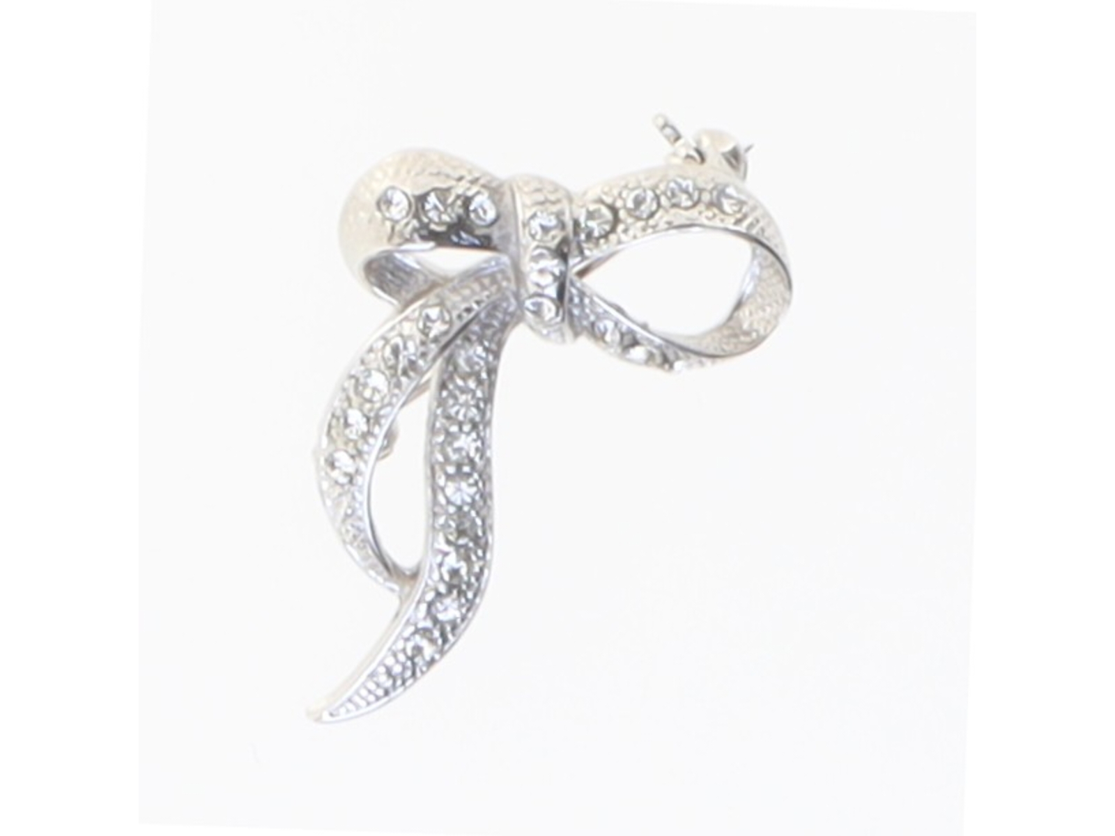 Sølvfarvet broche med sten (str. 2 cm)