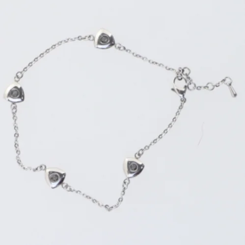 Sølvfarvet armbånd med vedhæng (str. 28 cm)